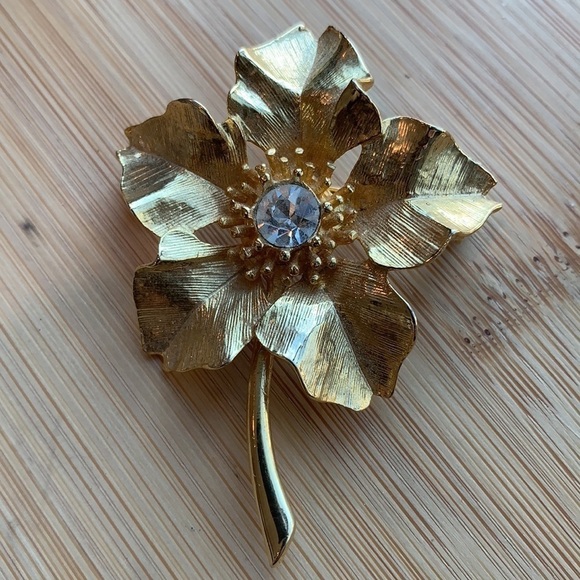 New View || Gold Toned Floral Pin Brooch - Picture 1 of 16
